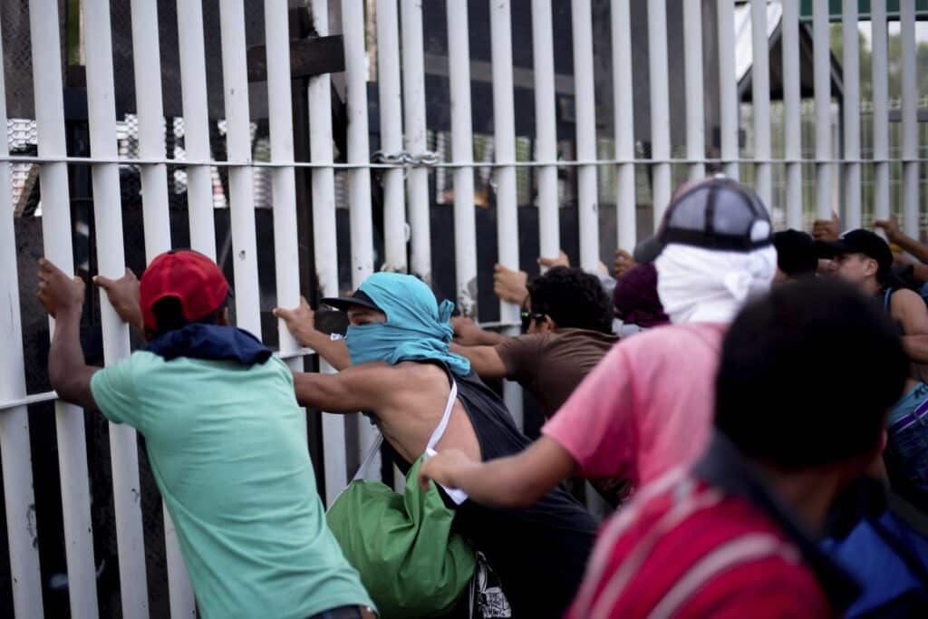 mexican-border-armed-caravan-apnews-com