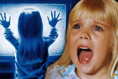 poltergeist-true-story-little-blonde-haired-girl-in-front-of-tv-television-static-scary-horror-film-movie-screenrant-com-2025-truth