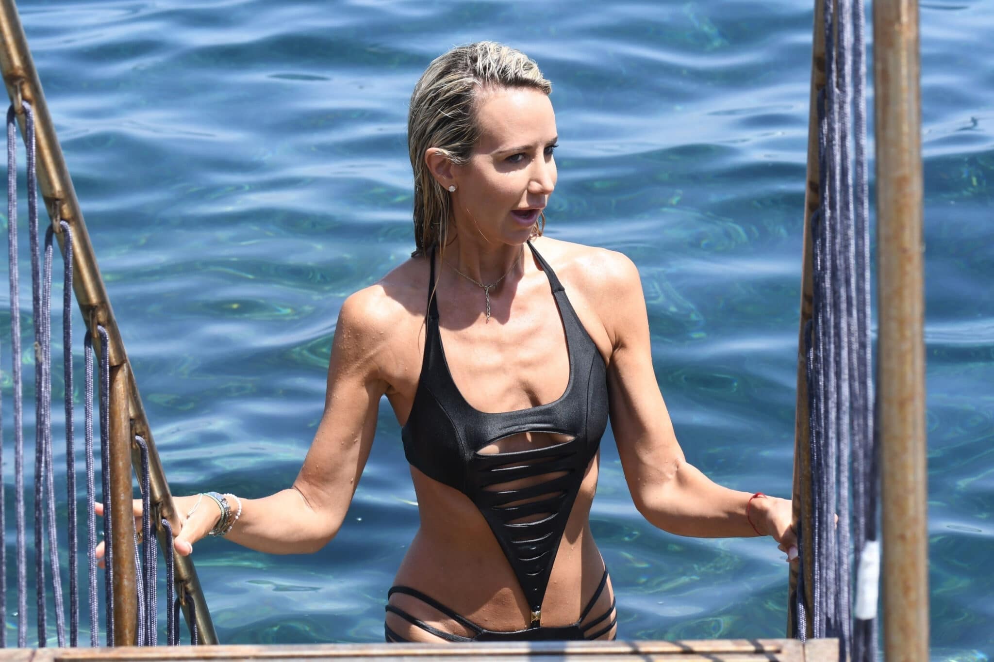 lady-victoria-hervey-74dveri-ru-2022-truth