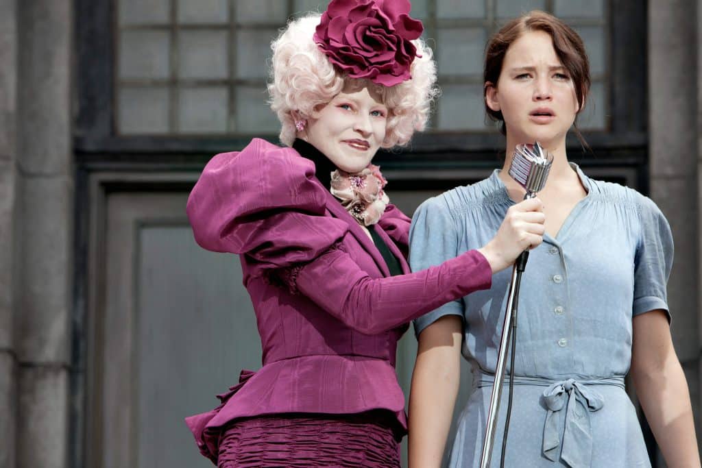 Effie Trinket (Elizabeth Banks, left) and Katniss Everdeen (Jennifer Lawrence) in THE HUNGER GAMES.