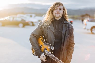 sean-feucht-standing-with-guitar-seanfeucht-com-2023-truth